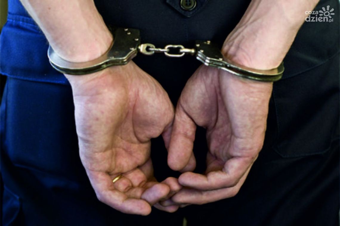 Okradli mężczyznę, brutalnie pobili starszą kobietę