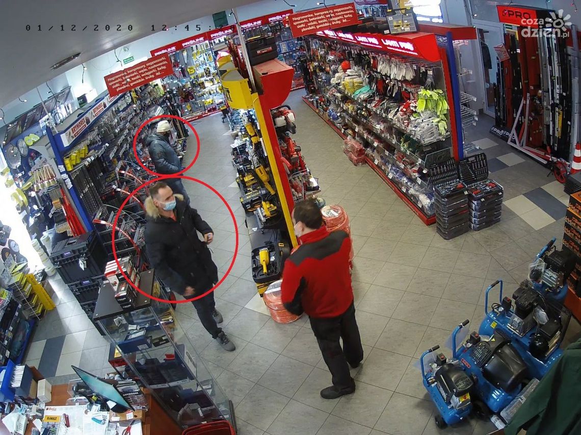 Okradli trzy sklepy. Szuka ich policja Okradli trzy sklepy. Szuka ich policja