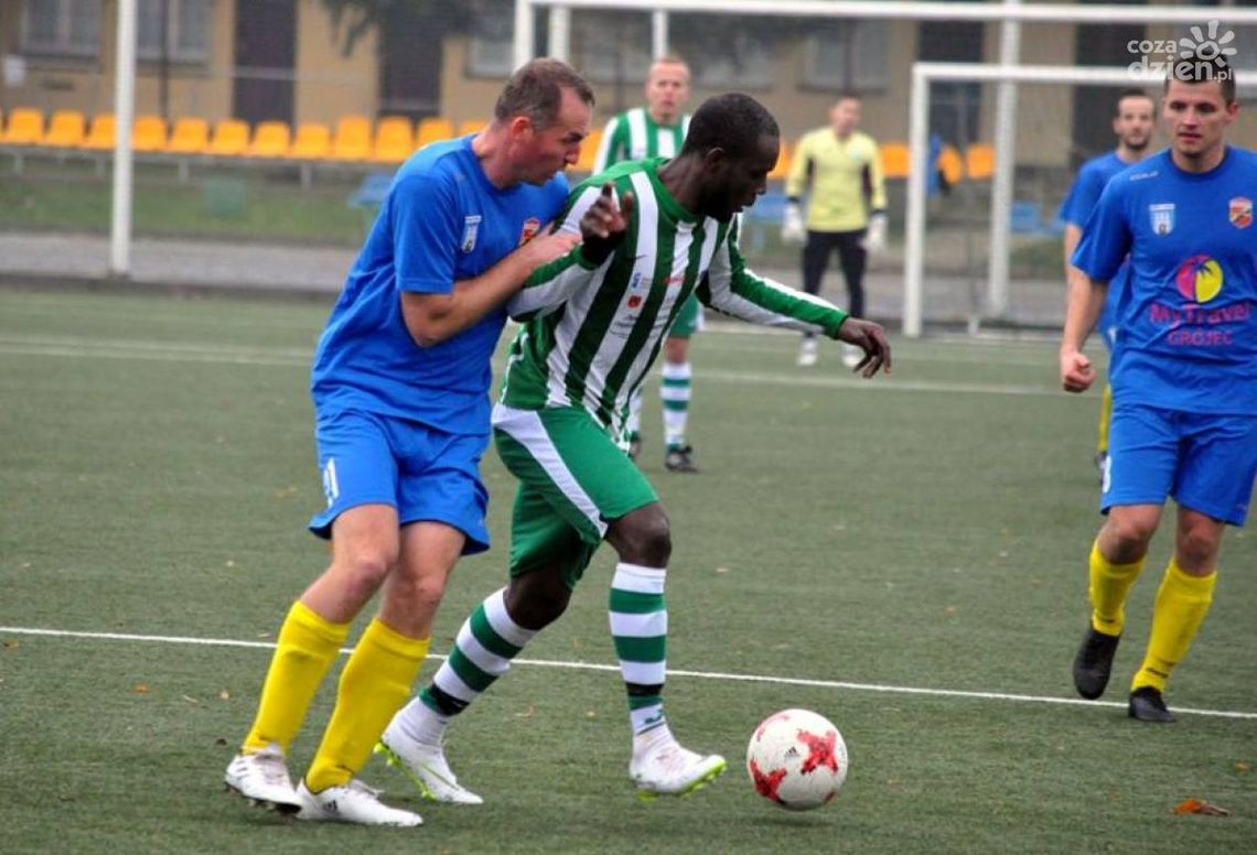 Okręgówka. Wygrane prowadzącego tercetu