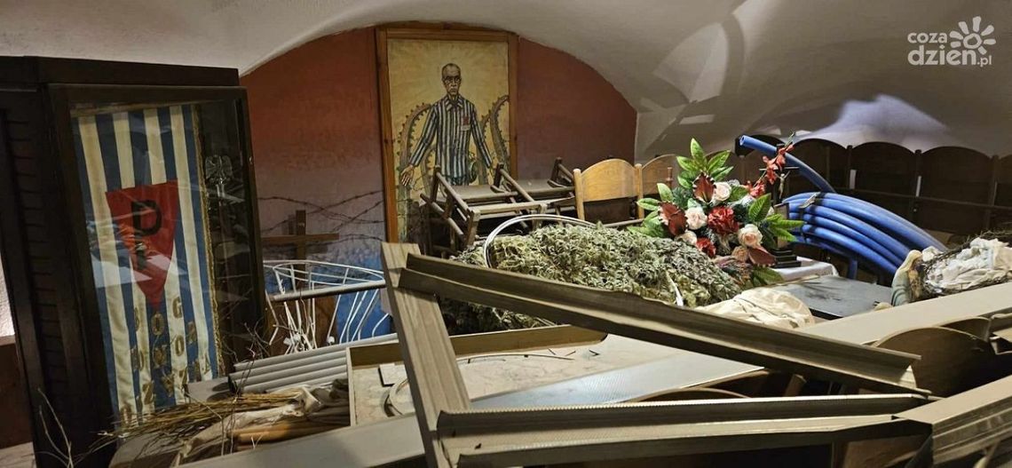 Ołtarz i urny z prochami, a obok... piekarnik i góra śmieci