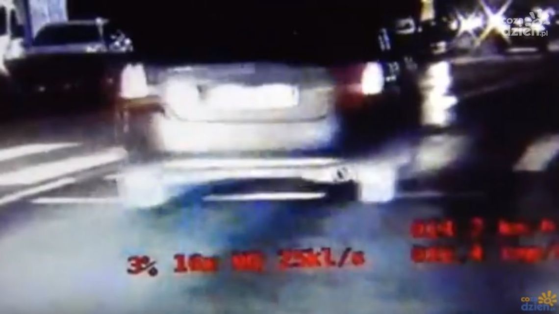 Omal nie potrącił pieszego. Surowa kara dla kierowcy Omal nie potrącił pieszego. Surowa kara dla kierowcy