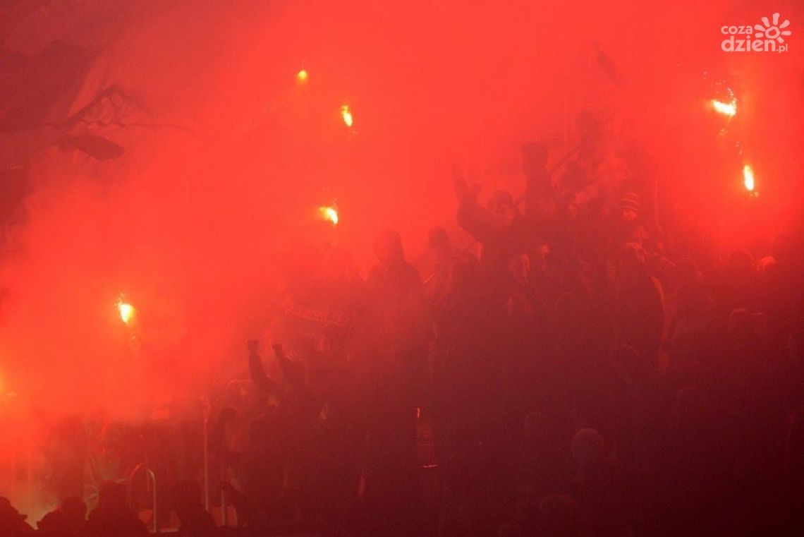 Oprawa fanów Zielonych w meczu ze Stalówką! (VIDEO)