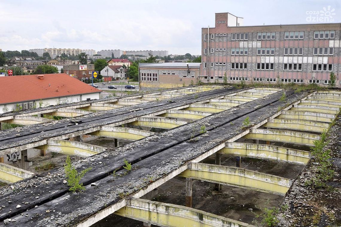 Opuszczone budynki po „blaszance"