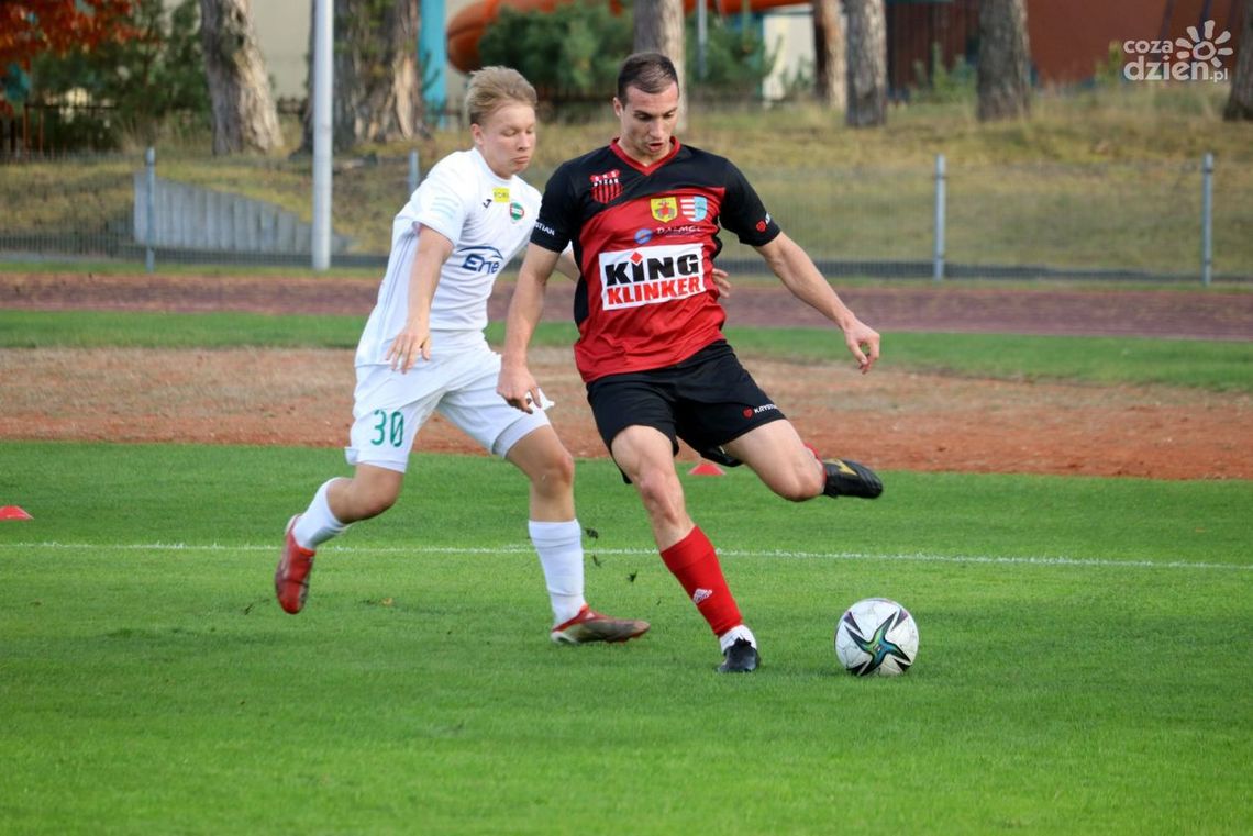 Oskar Przysucha z piłkarskim Mirax Pucharem Polski