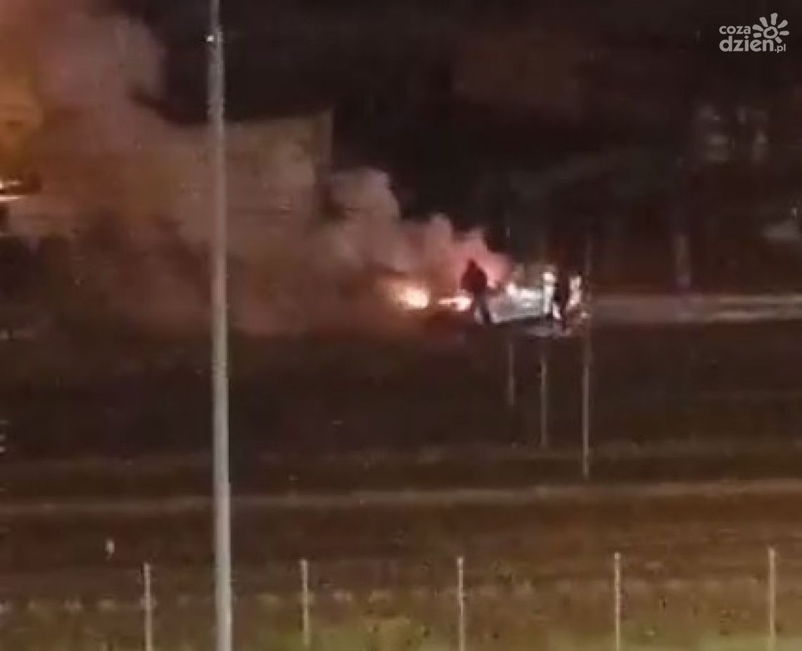 Osobówka w płomieniach [wideo]