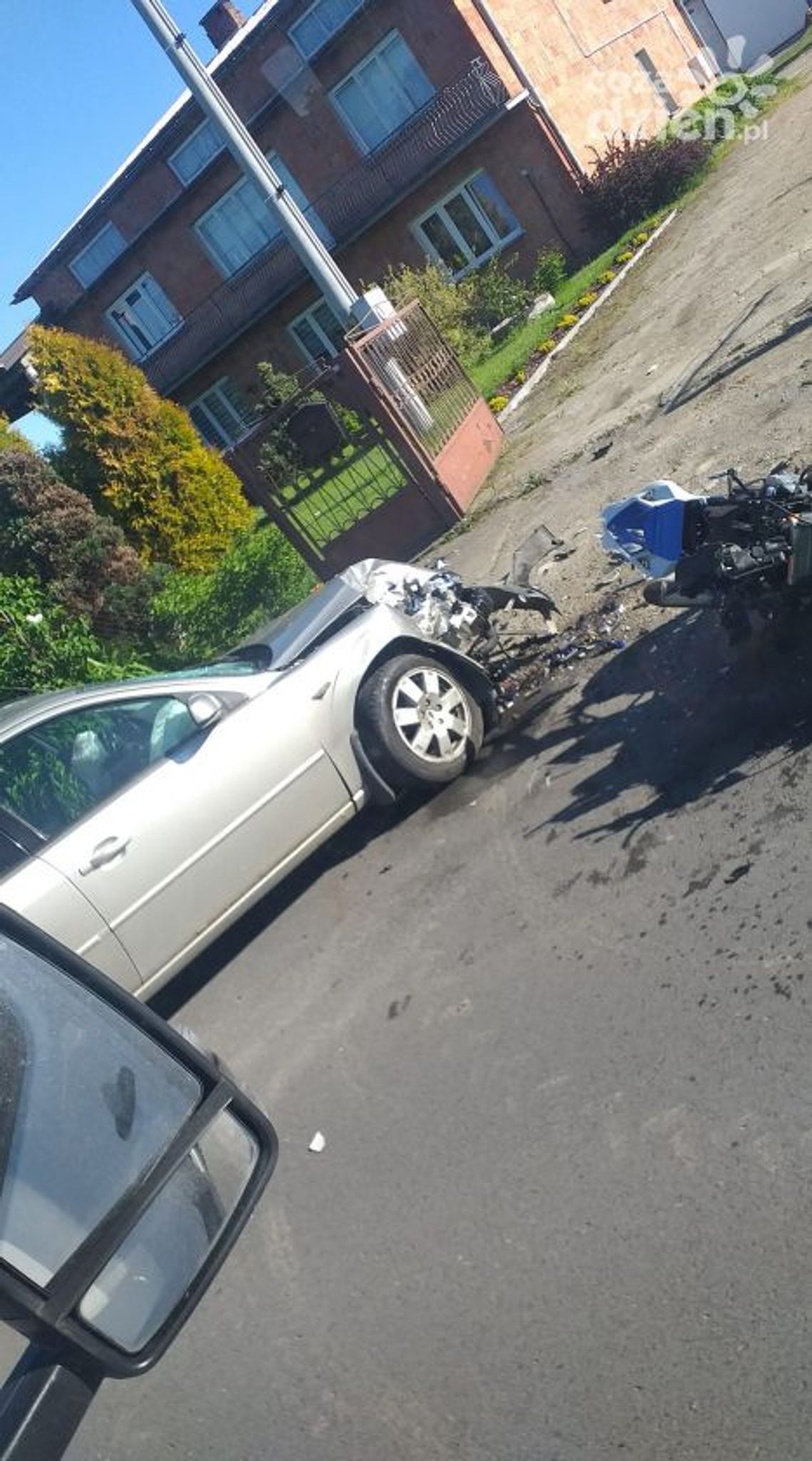 Osobówka zderzyła się z motocyklem. Na miejscu helikopter Osobówka zderzyła się z motocyklem. Na miejscu helikopter