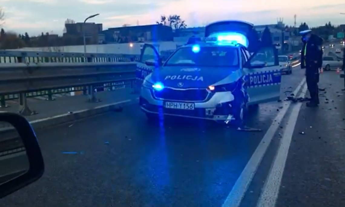 Osobówka zderzyła się z radiowozem (wideo). Wiadukt zablokowany Osobówka zderzyła się z radiowozem (wideo). Wiadukt zablokowany