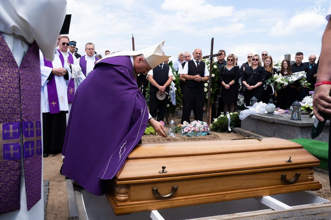 Ostatnie pożegnanie ks. Marka Kucharskiego. Był proboszczem parafii św. Zygmunta w Szydłowcu Ostatnie pożegnanie ks. Marka Kucharskiego. Był proboszczem parafii św. Zygmunta w Szydłowcu