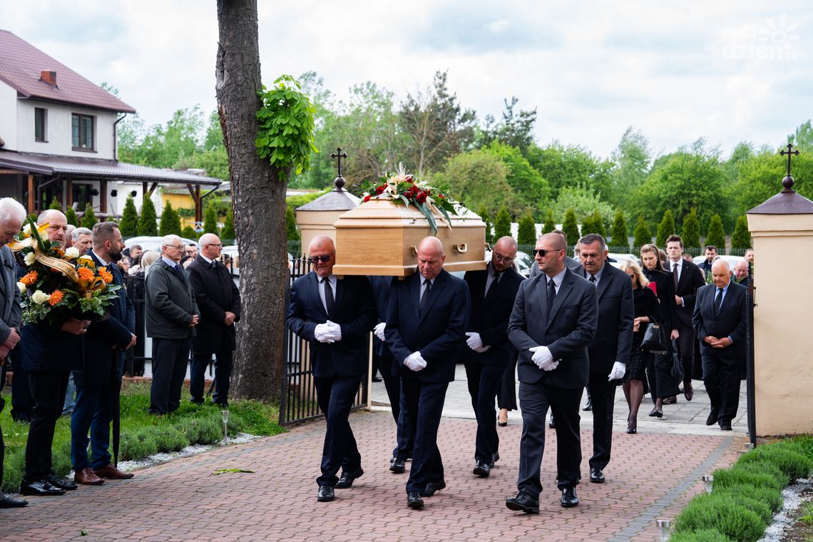 Uroczystości żałobne Tomasza Śmietanki. Lokalna społeczność pożegnała wieloletniego burmistrza Kozienic Uroczystości żałobne Tomasza Śmietanki. Lokalna społeczność pożegnała wieloletniego burmistrza Kozienic