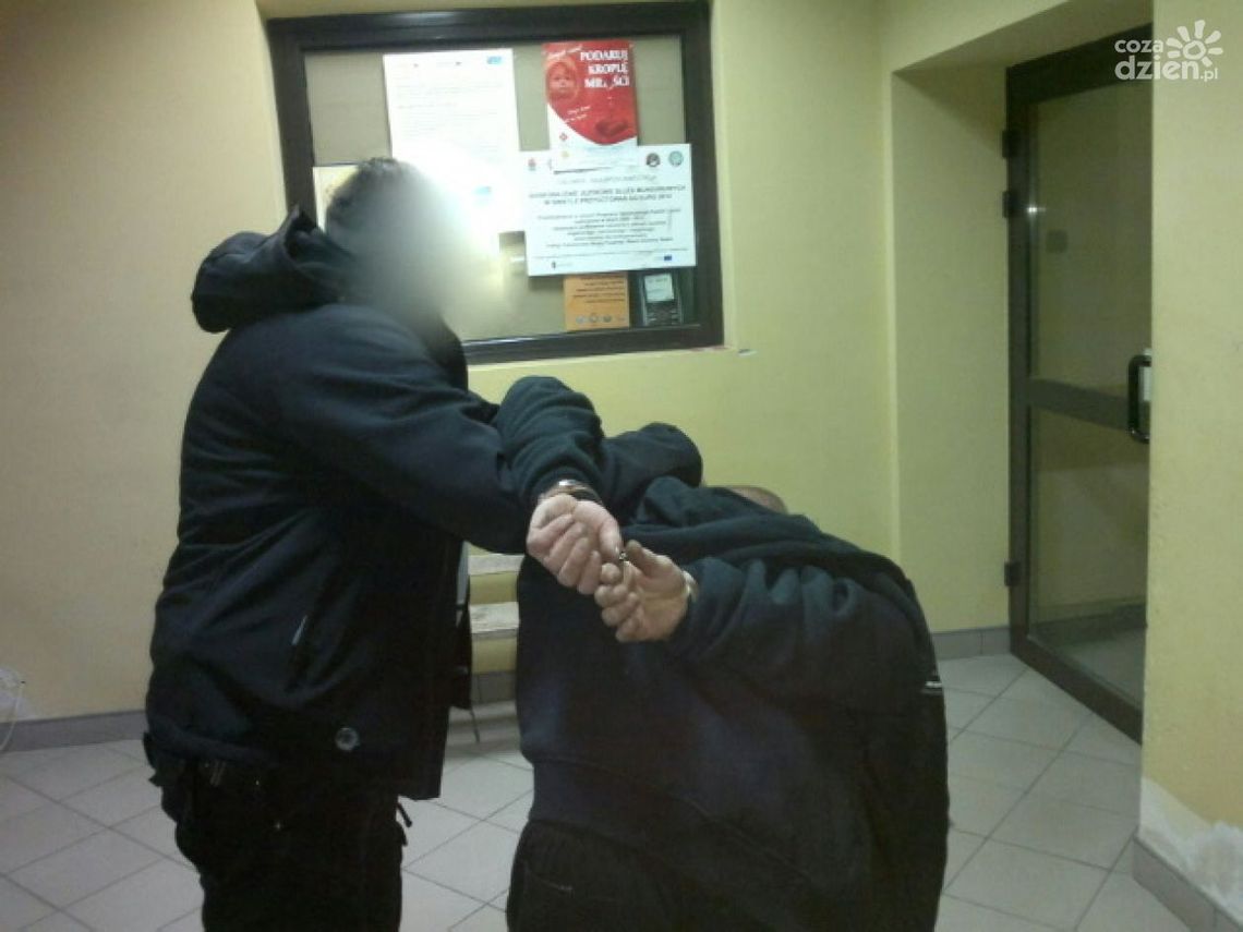 Ostrowiec Świętokrzyski. Fałszywy policjant zatrzymany przez prawdziwych