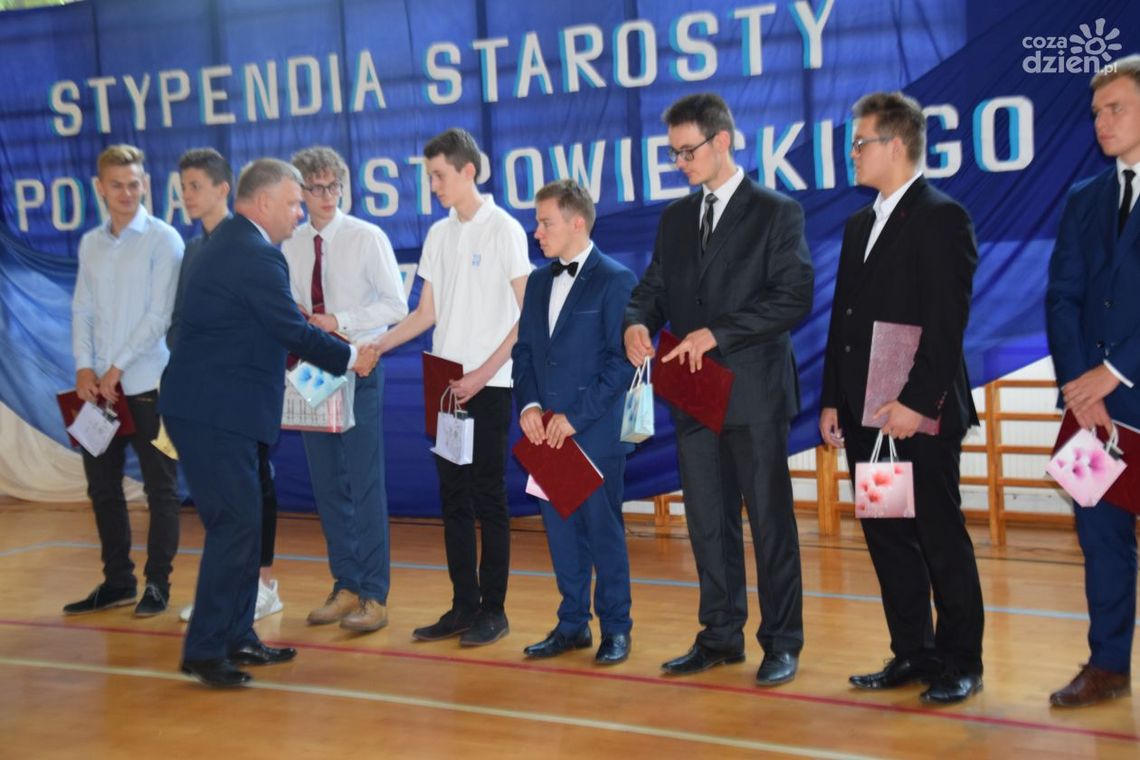 Ostrowiec Świętokrzyski. Starosta wręczył stypendia