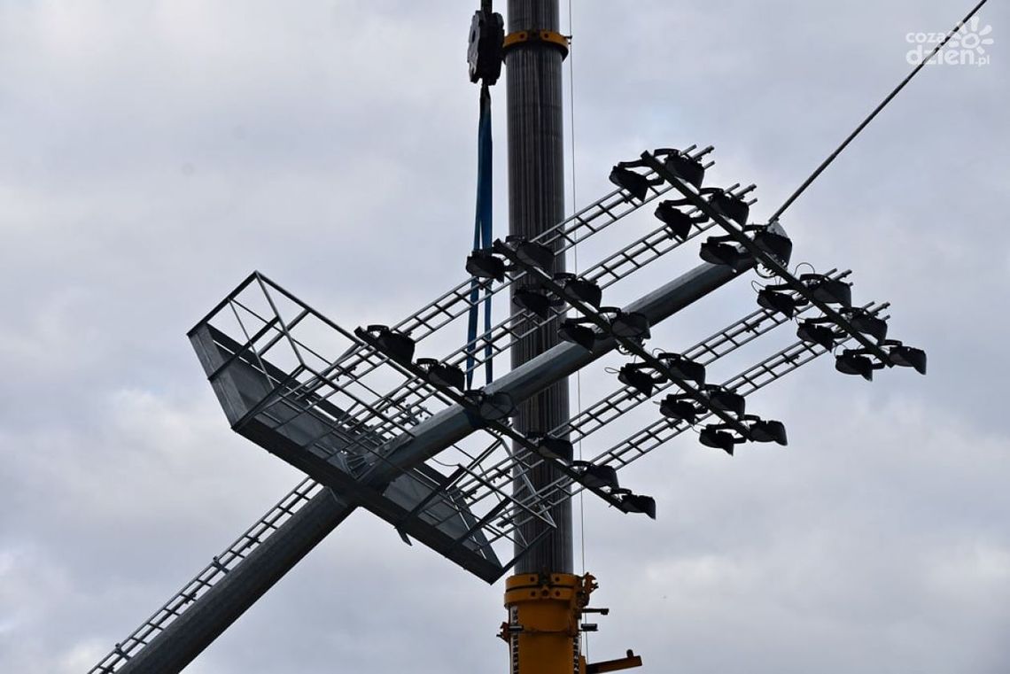Oświetlenie stadionu przy ulicy Narutowicza 9 prawie na ukończeniu