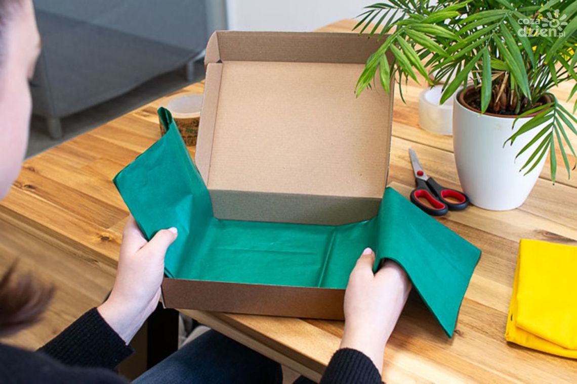 Pakowanie do bibułki gładkiej, które chwyci klientów za serce