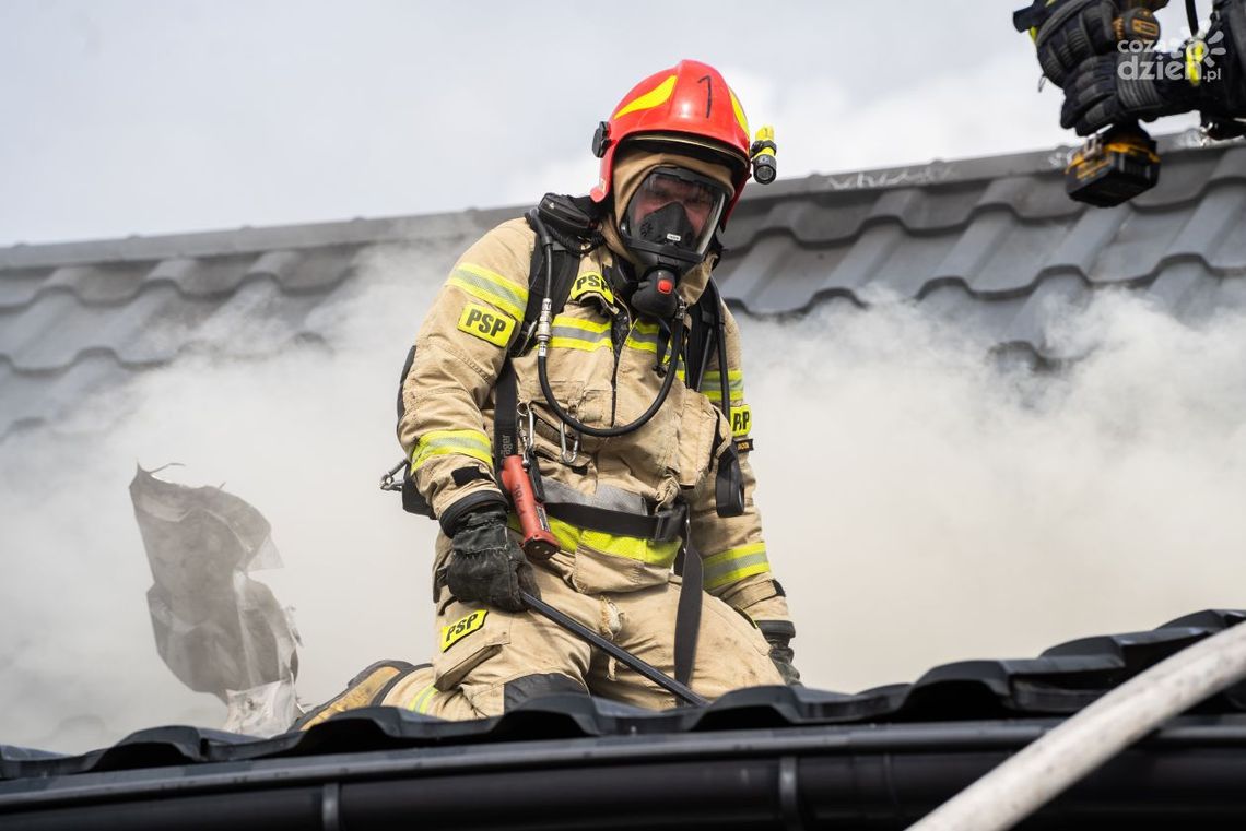 Palił się budynek przy Głównej [WIDEO]