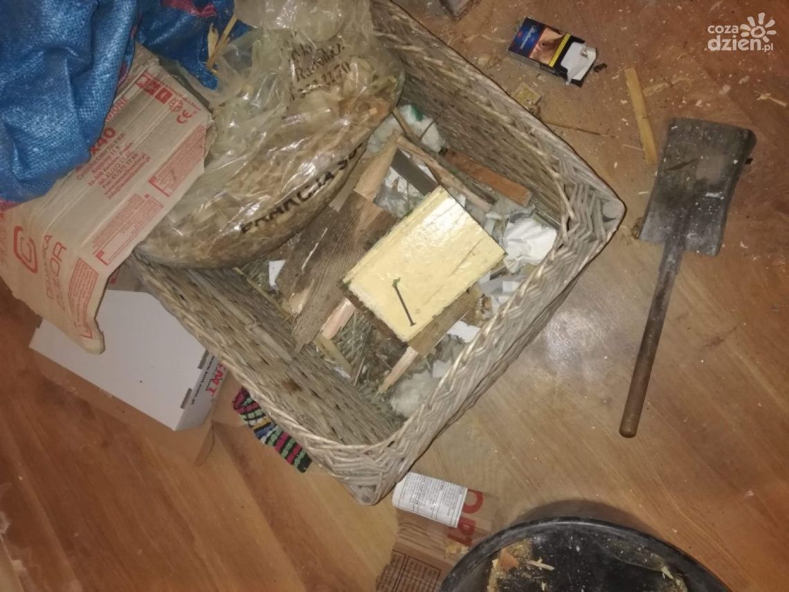 Palił w piecu lakierowanymi deskami Palił w piecu lakierowanymi deskami