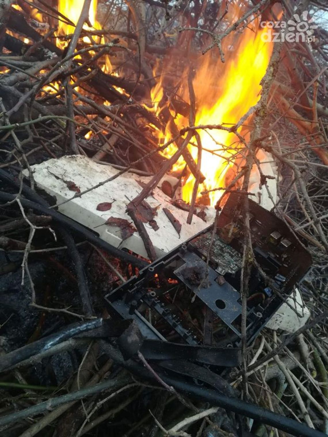 Palili plastikowe śmieci i elektronikę. Zgłosili sąsiedzi