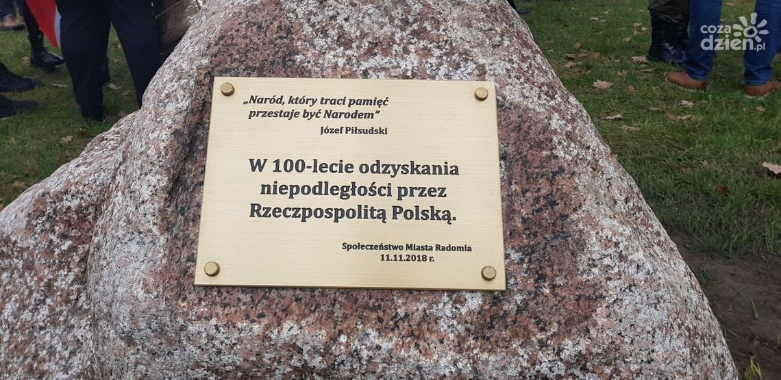 Pamiątkowy głaz z okazji 100-lecia Niepodległości odsłonięty Pamiątkowy głaz z okazji 100-lecia Niepodległości odsłonięty