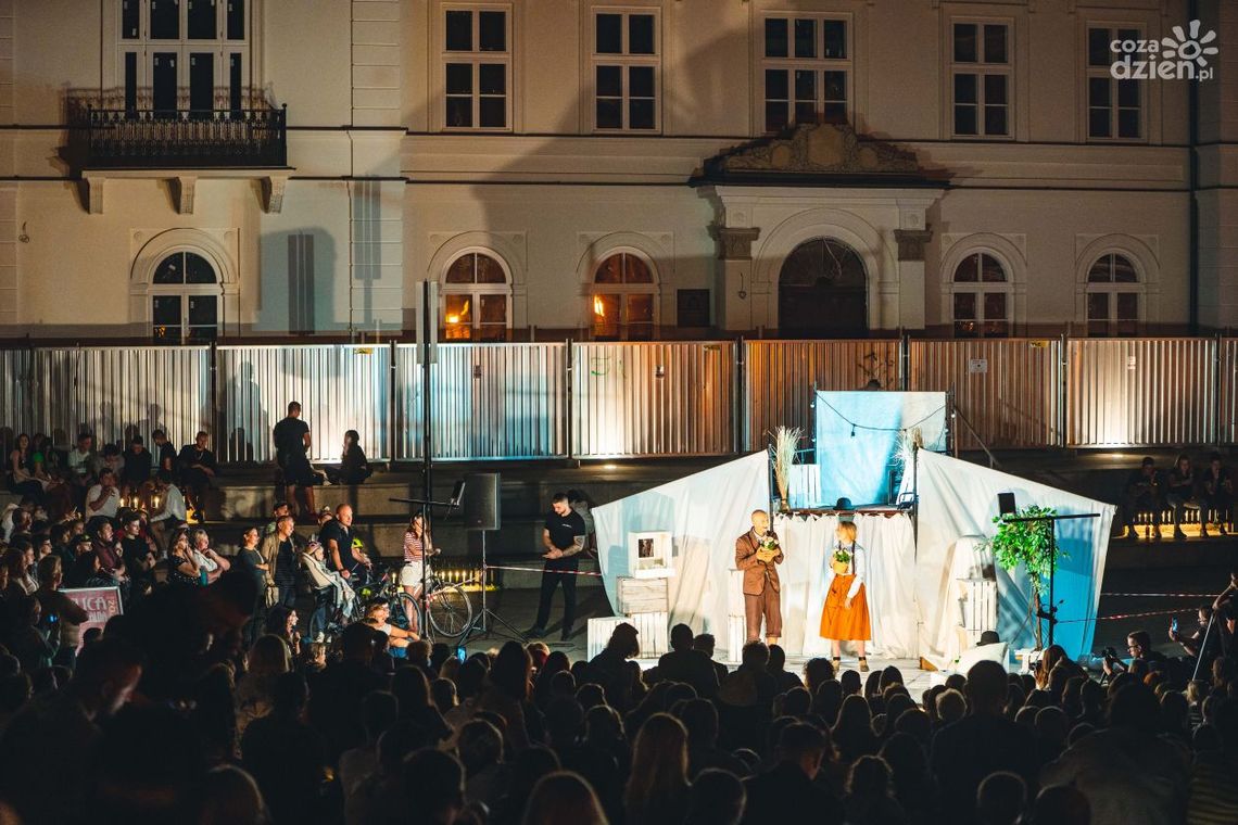 "Pan i Pani O" przy fontannach. Bardzo duże zainteresowanie "Pan i Pani O" przy fontannach. Bardzo duże zainteresowanie