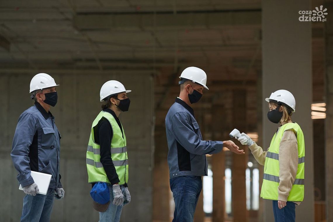 Pandemia zabrała zatrudnienie tysiącom Polaków. Jak COVID-19 zmienia rynek pracy