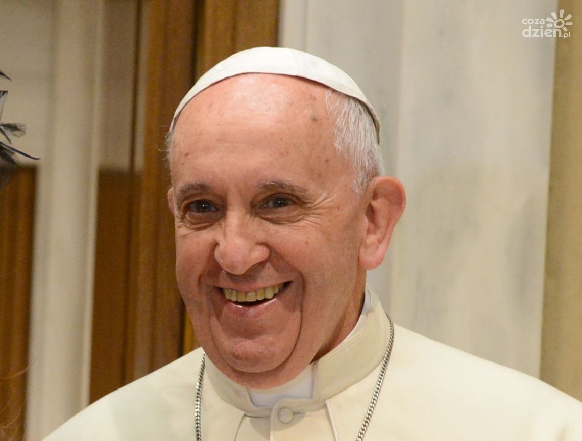 Papież Franciszek śpiewa przy goleniu!
