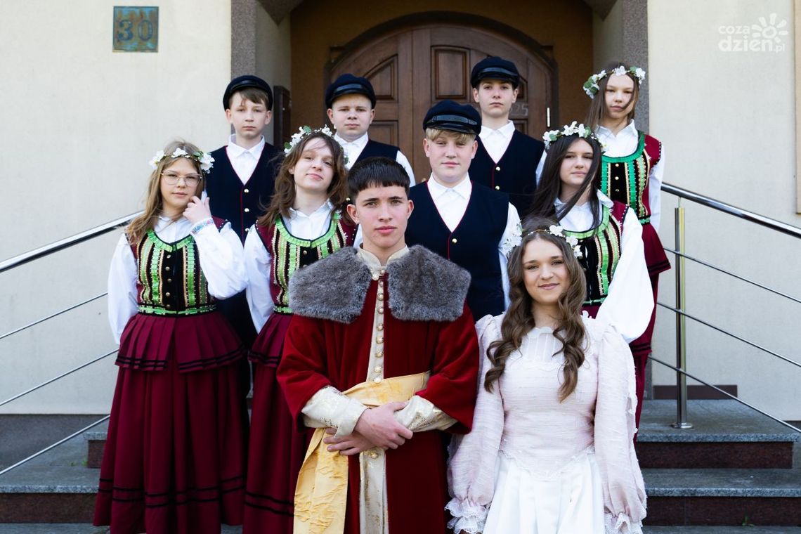 Para młoda i stroje z epoki. Kochanowski ponownie ożenił się z Podlodowską 