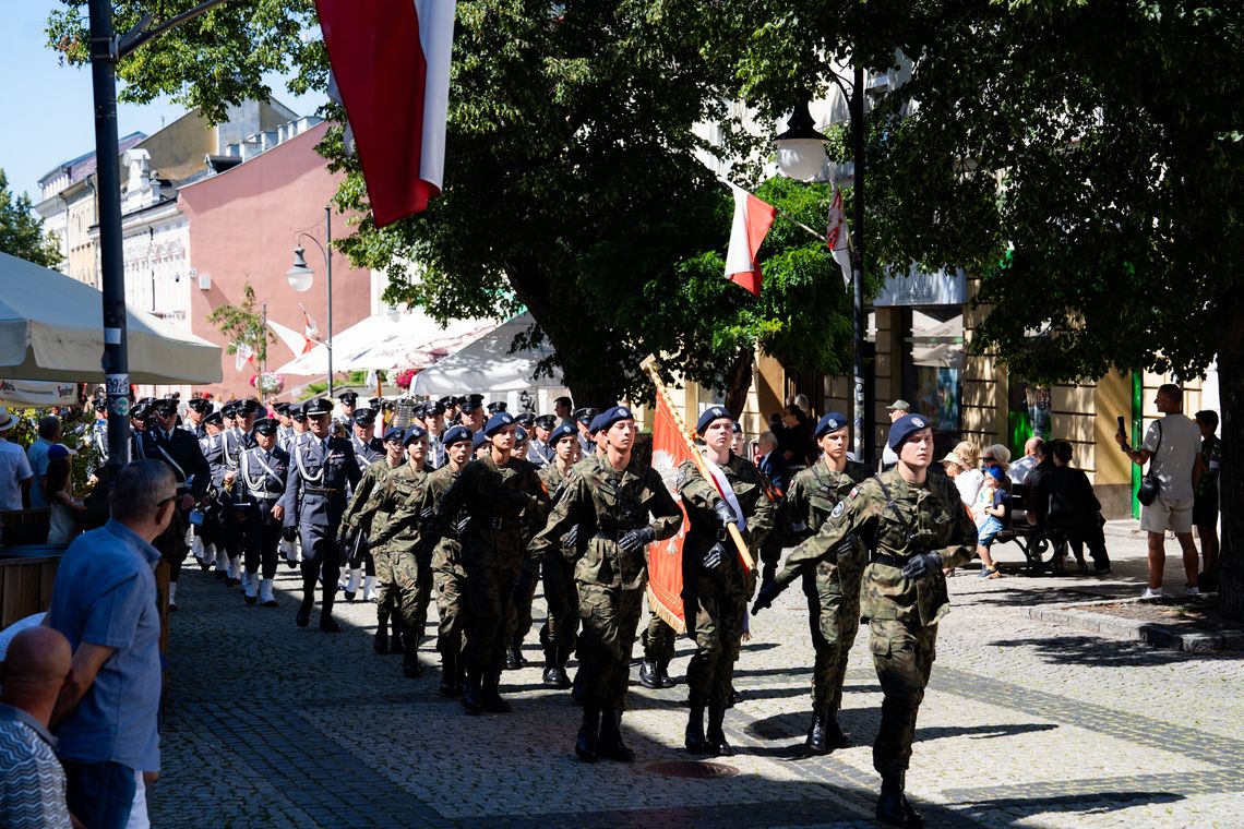Defilada wojskowa, piknik militarny i wielki telebim. Wyjątkowe obchody Święta Wojska Polskiego w Radomiu Defilada wojskowa, piknik militarny i wielki telebim. Wyjątkowe obchody Święta Wojska Polskiego w Radomiu