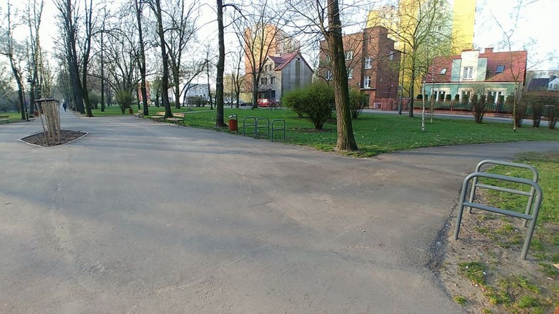 Park Planty. Stojaki są nie tu, gdzie trzeba?