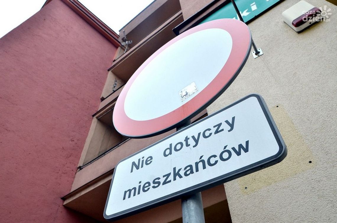 Parkujesz pod własnym blokiem – zadbaj o kartę!