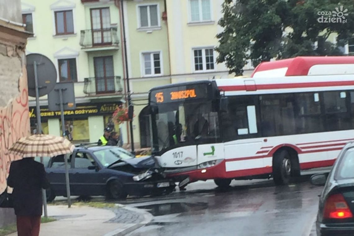 Passat wjechał w autobus na Lekarskiej Passat wjechał w autobus na Lekarskiej