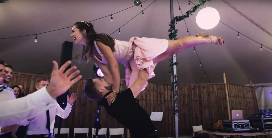 Patrick Swayze powrócił? Choreografia instruktorów z radomskiej szkoły tańca hitem internetu Patrick Swayze powrócił? Choreografia instruktorów z radomskiej szkoły tańca hitem internetu