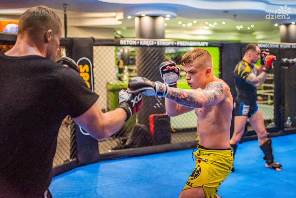 Patryk Kaczmarczyk po wielkiej "bitce" wygrywa w debiucie w KSW!