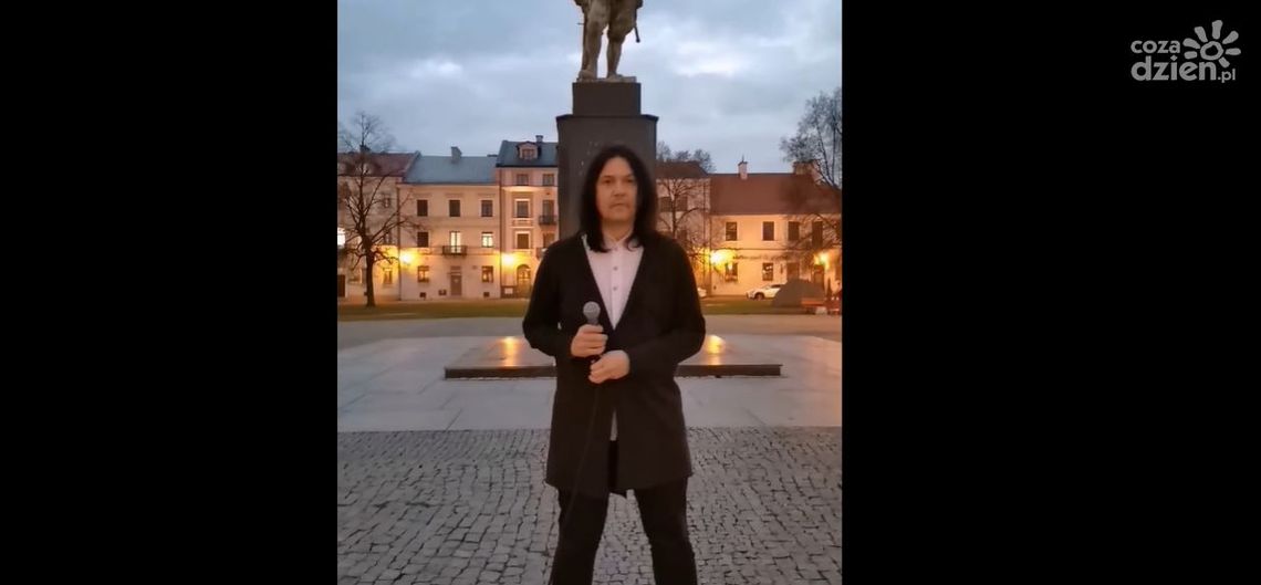 Paweł Mosiołek śpiewem uczcił Święto Niepodległości. Internauci znów podzieleni