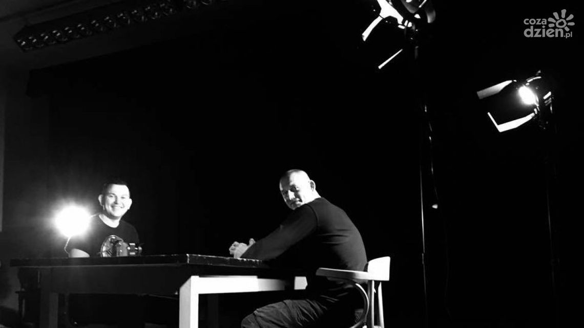 Paweł Mosiołek w nowym klipie "Moja Wolność - Protest Song"