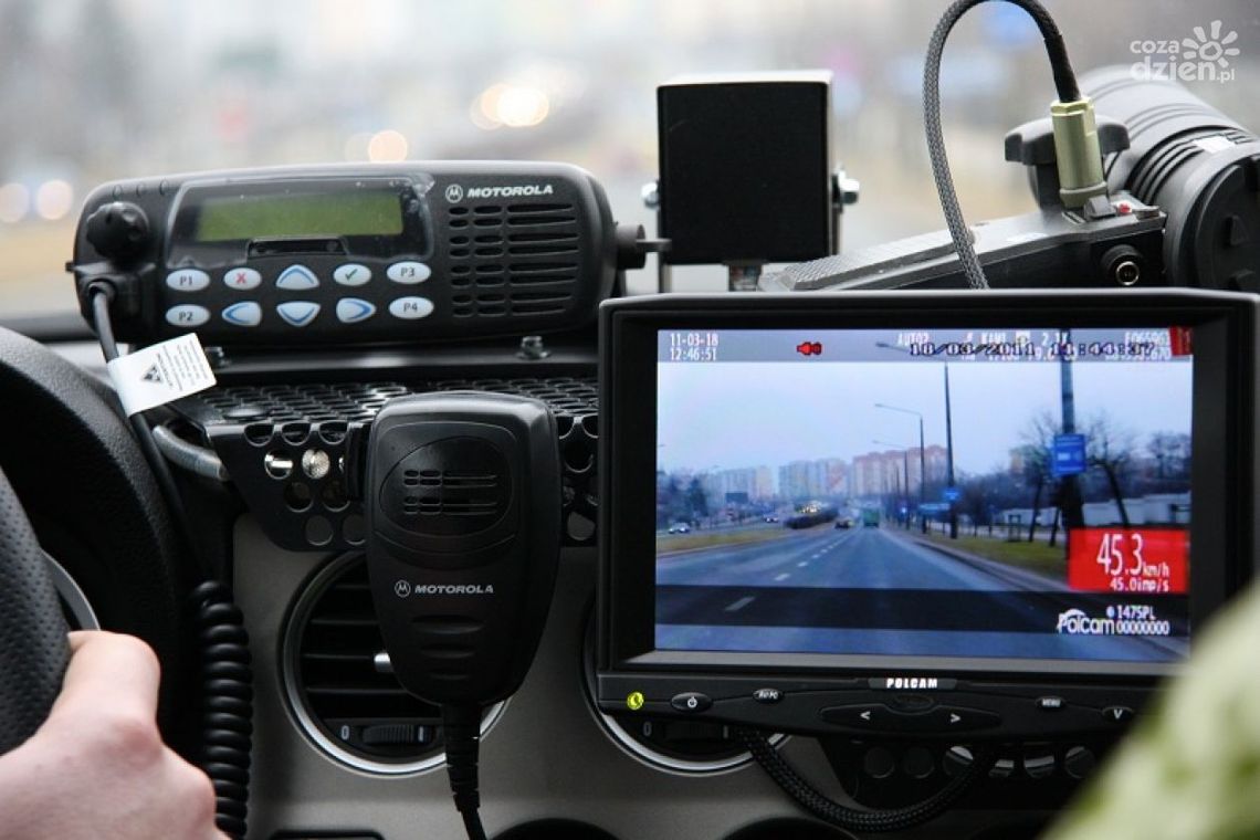 Pędził porsche i wyprzedzał... policyjny radiowóz!