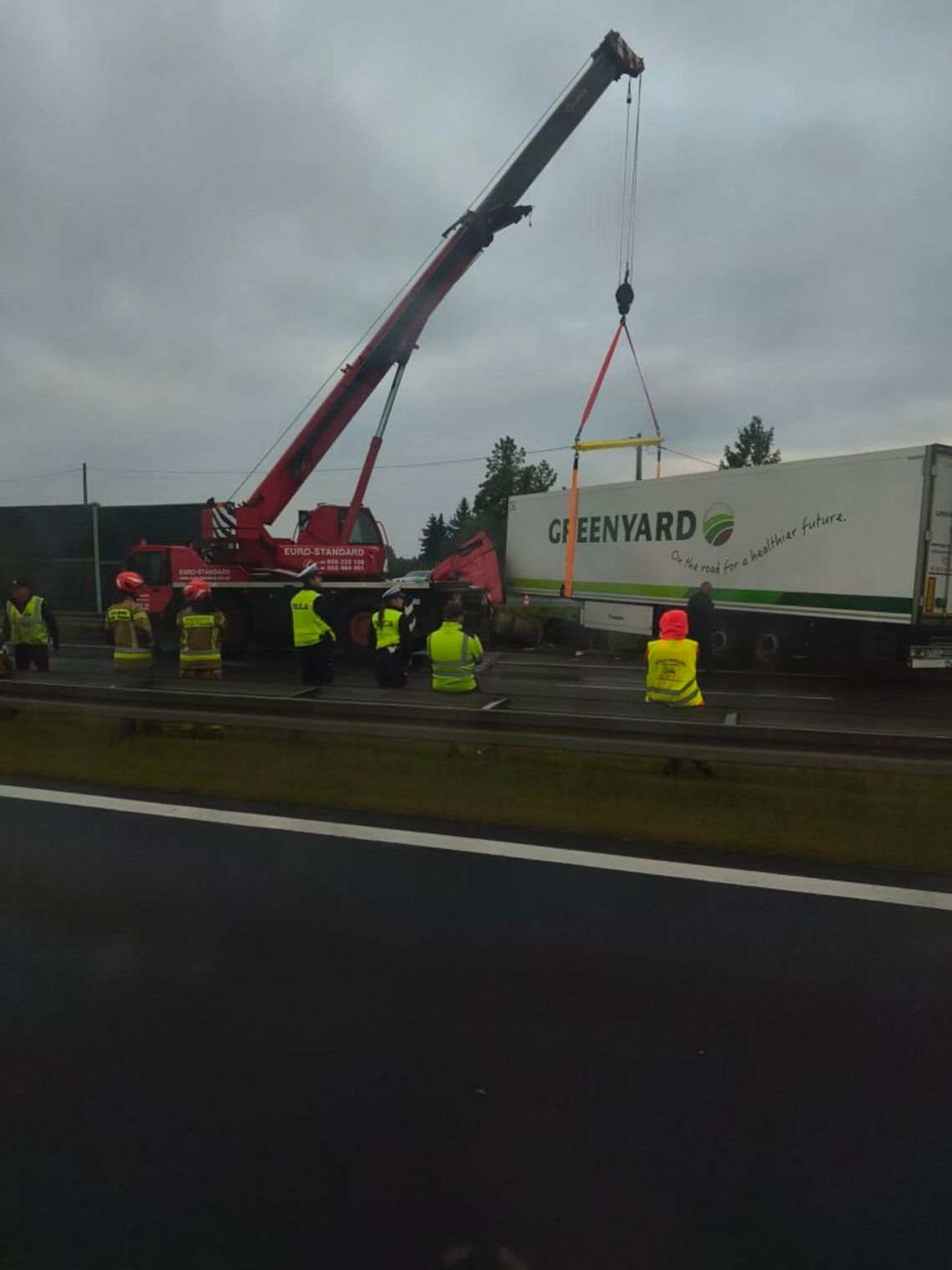 Pękła opona, ciężarówka uderzyła w bariery. Wypadek na S7 Pękła opona, ciężarówka uderzyła w bariery. Wypadek na S7