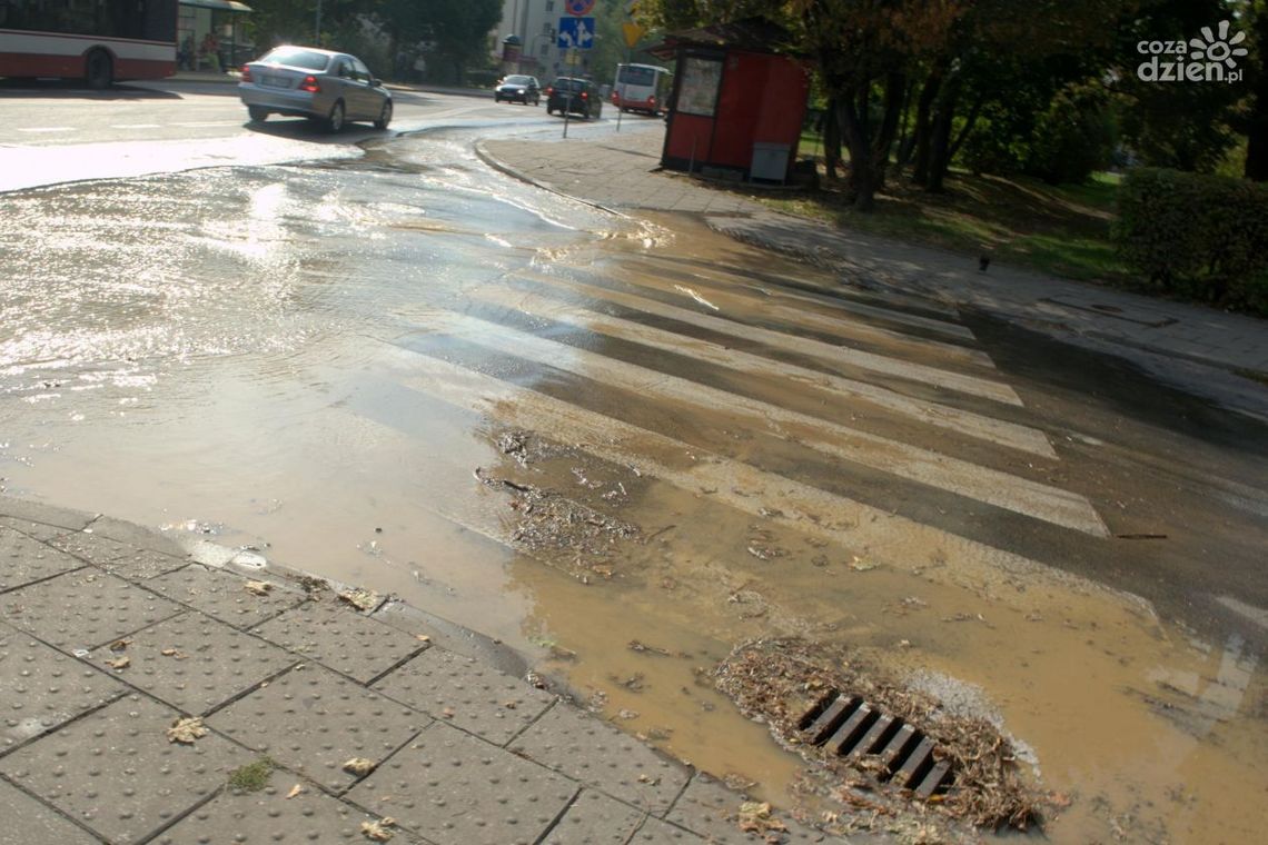 Pękła rura. Bloki przy Struga 57 i 59 bez wody.