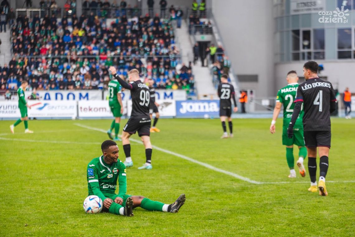 Pełen kontrowersji mecz i porażka Radomiaka Radom z Pogonią Szczecin Pełen kontrowersji mecz i porażka Radomiaka Radom z Pogonią Szczecin