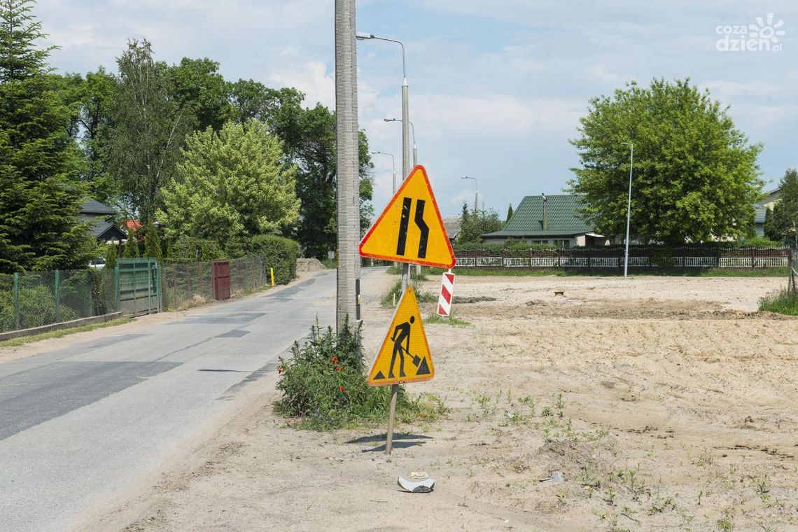 Piach, dziura i kamieni kupa...