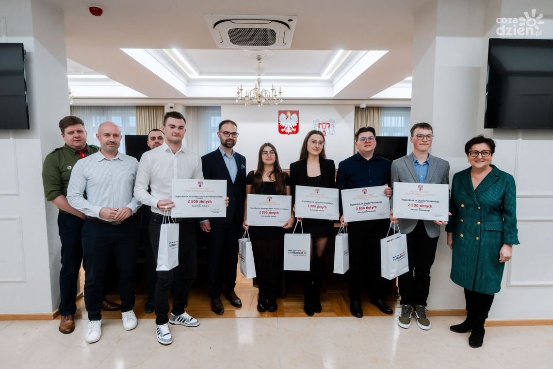 Pięcioro młodych ambitnych. Przyznano stypendia rady miejskiej Pięcioro młodych ambitnych. Przyznano stypendia rady miejskiej