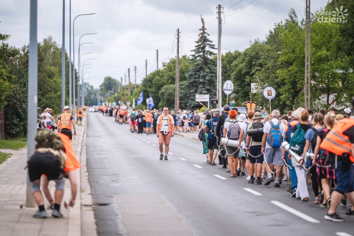Pielgrzymi idą na szlak. Będą chwilowe utrudnienia! Pielgrzymi idą na szlak. Będą chwilowe utrudnienia!
