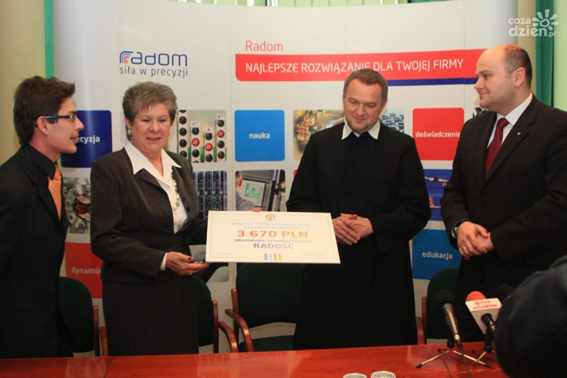 Pieniądze z licytacji bombek dla stowarzyszenia "Radość"