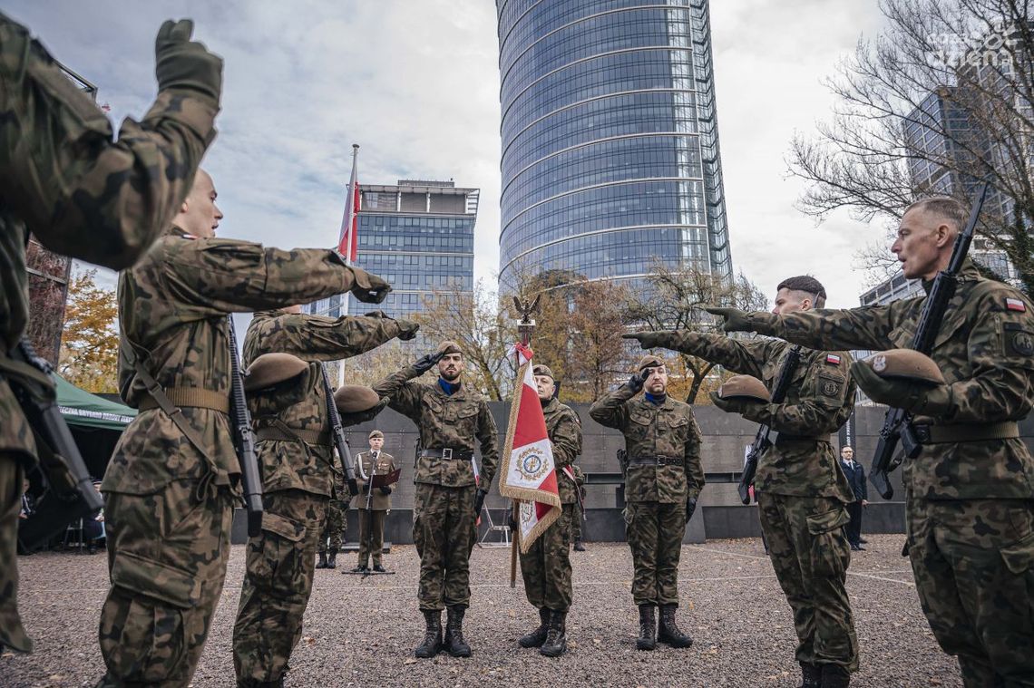 Pierwsi muzycy orkiestry reprezentacyjnej WOT złożyli uroczystą przysięgę 