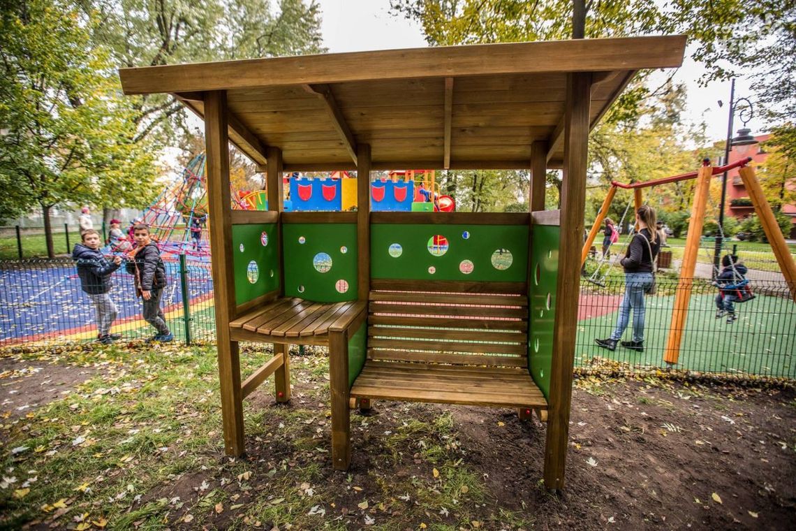 Pierwsza w mieście ławka dla karmiących Pierwsza w mieście ławka dla karmiących