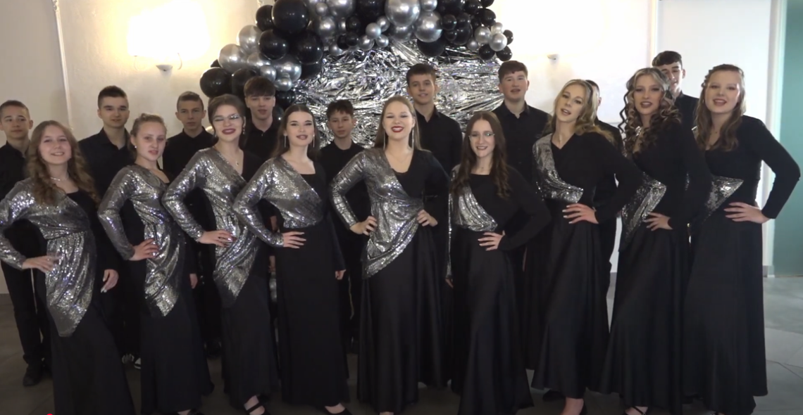 Pierwszy wielki bal ósmoklasistów. Uczniowie z Kazanowa zatańczyli walca [WIDEO]