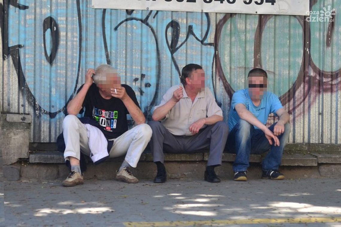 Pijacy zadomowili się na przystankach!