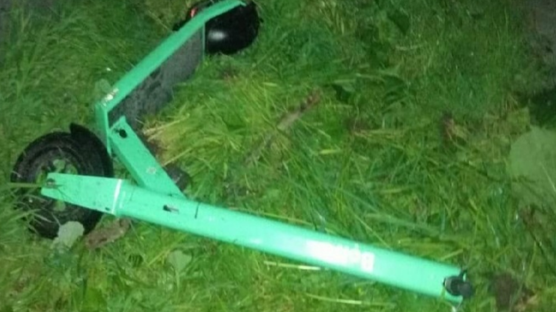 Pijany 43-latek na hulajnodze uderzył w karetkę. Został przewieziony do szpitala