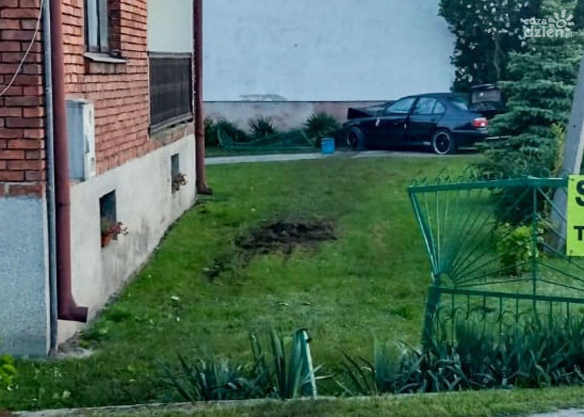 Pijany kierowca bmw wjechał w ogrodzenie Pijany kierowca bmw wjechał w ogrodzenie