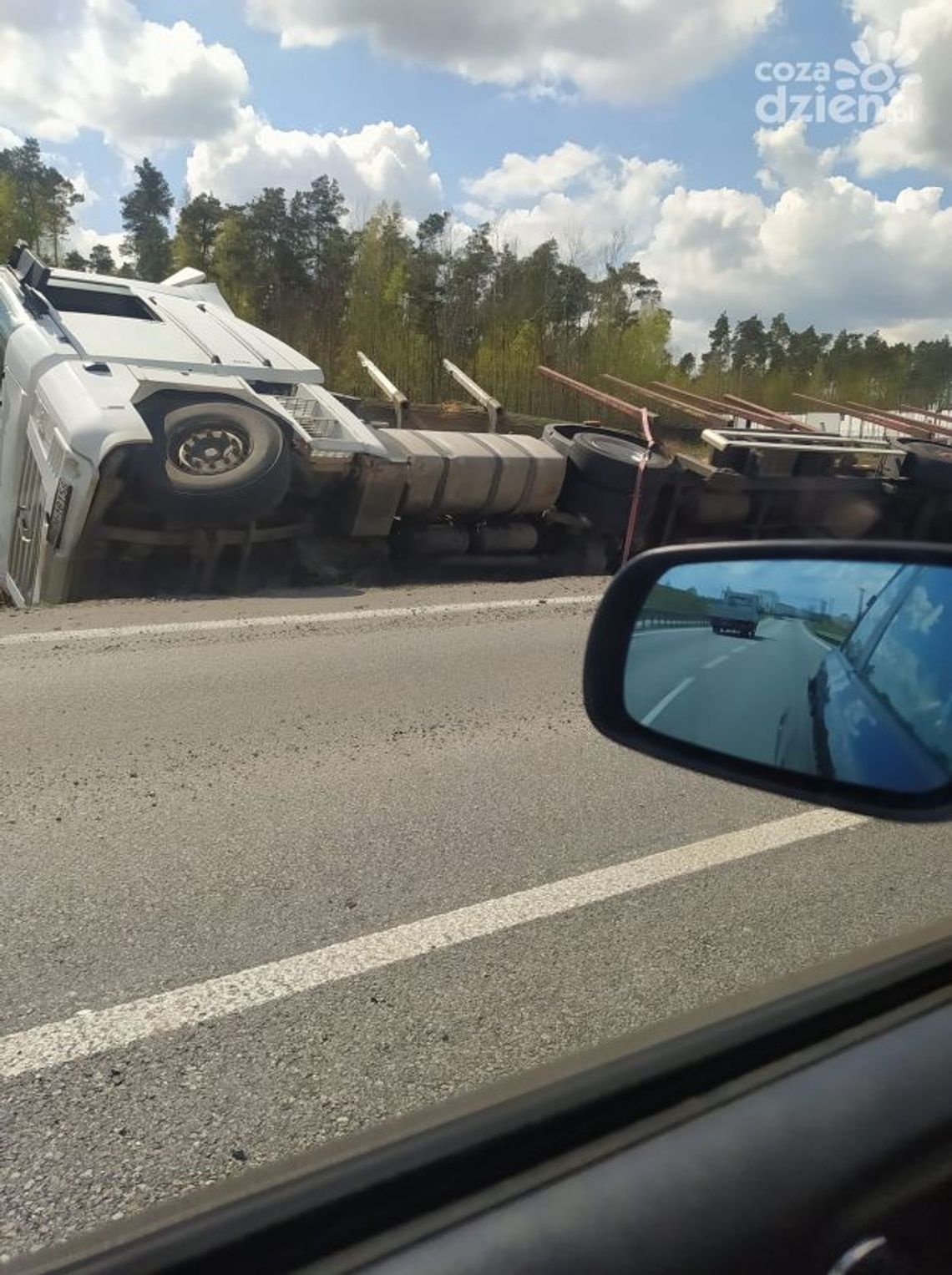 Pijany kierowca ciężarówki w rowie. Przewoził bale