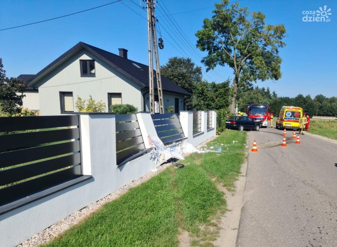 Pijany kierowca uderzył w ogrodzenie