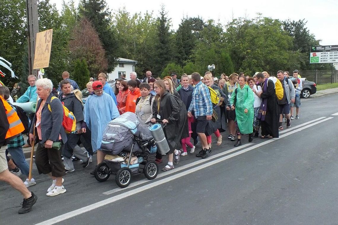 Pijany kierowca wjechał w pielgrzymów. 10 osób poszkodowanych